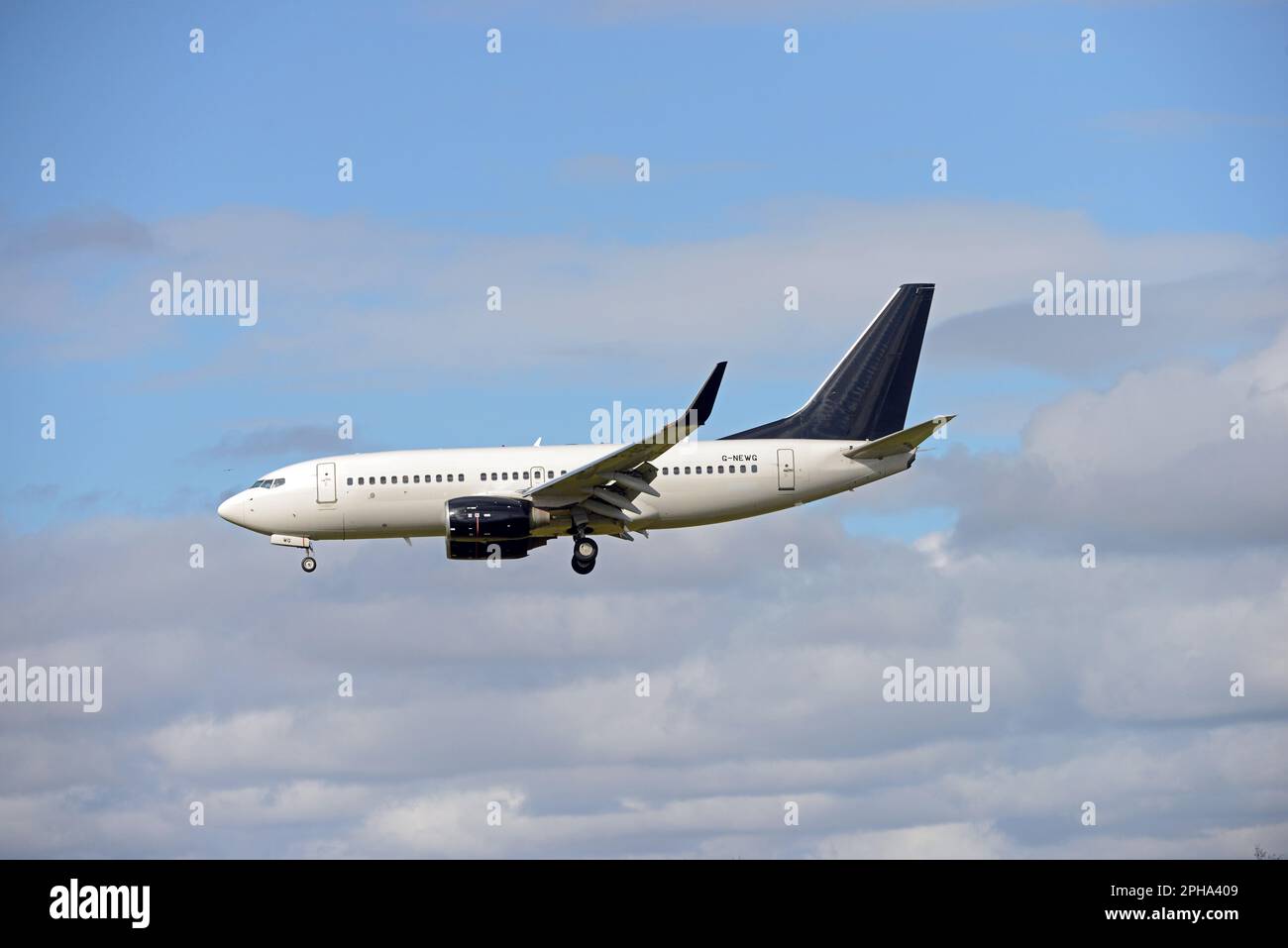 2EXCEL Aviation Boeing 73776N, GNEWG approaching runway 027 at