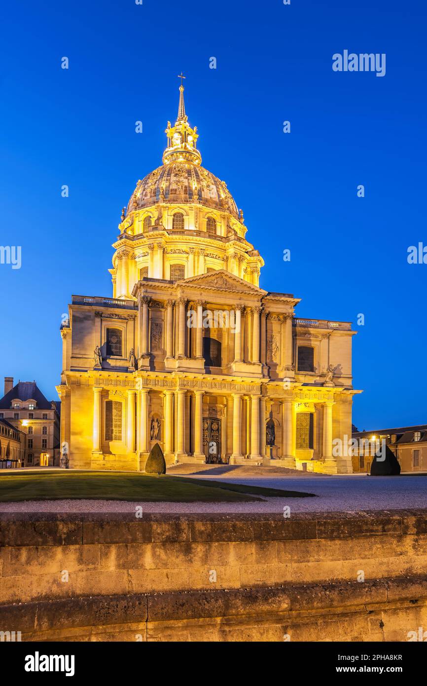 Porte Invalides Invalides in paris bus hi-res stock photography and images - Alamy