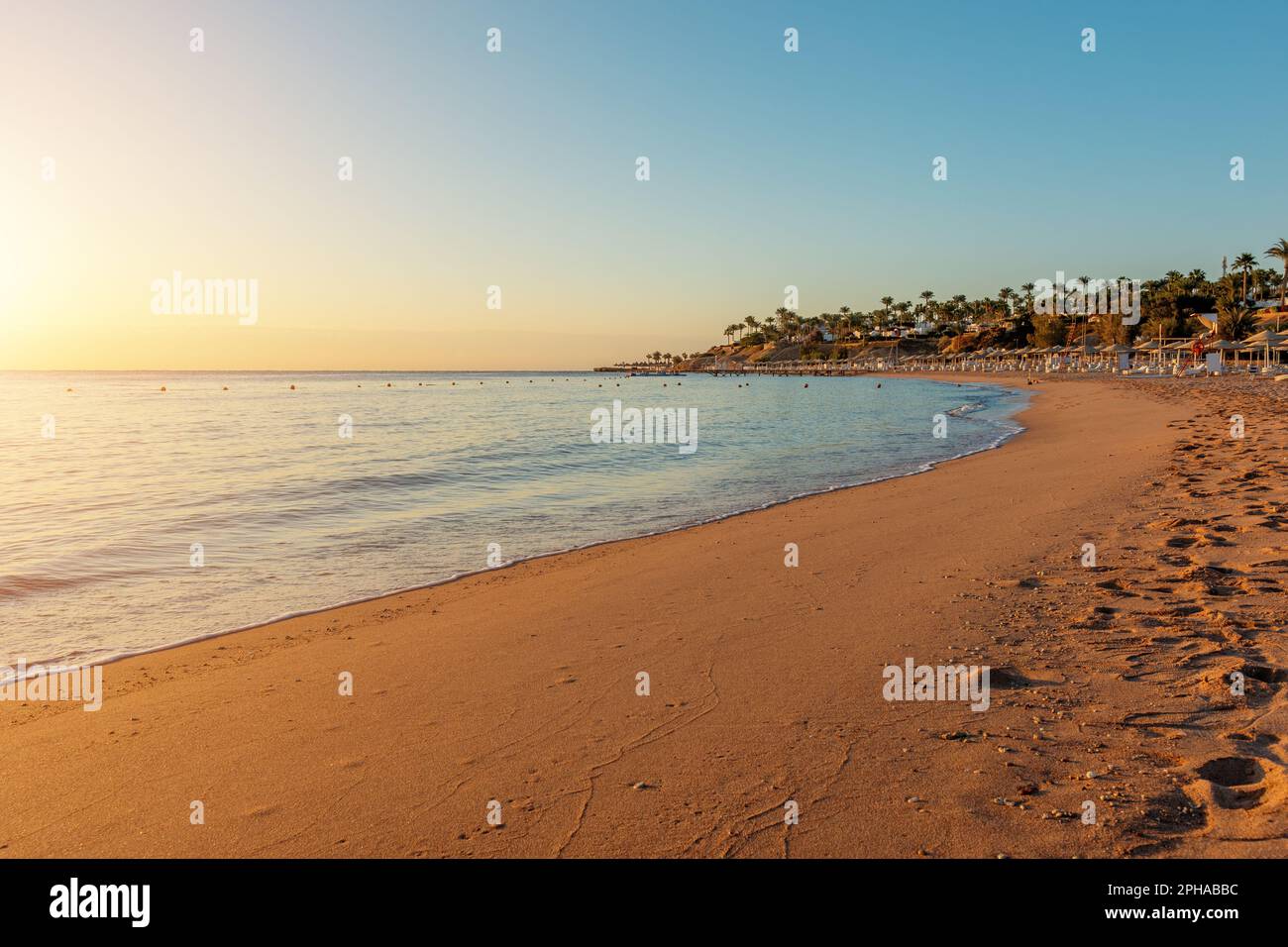 Beautiful sunny ocean beach hi-res stock photography and images - Alamy