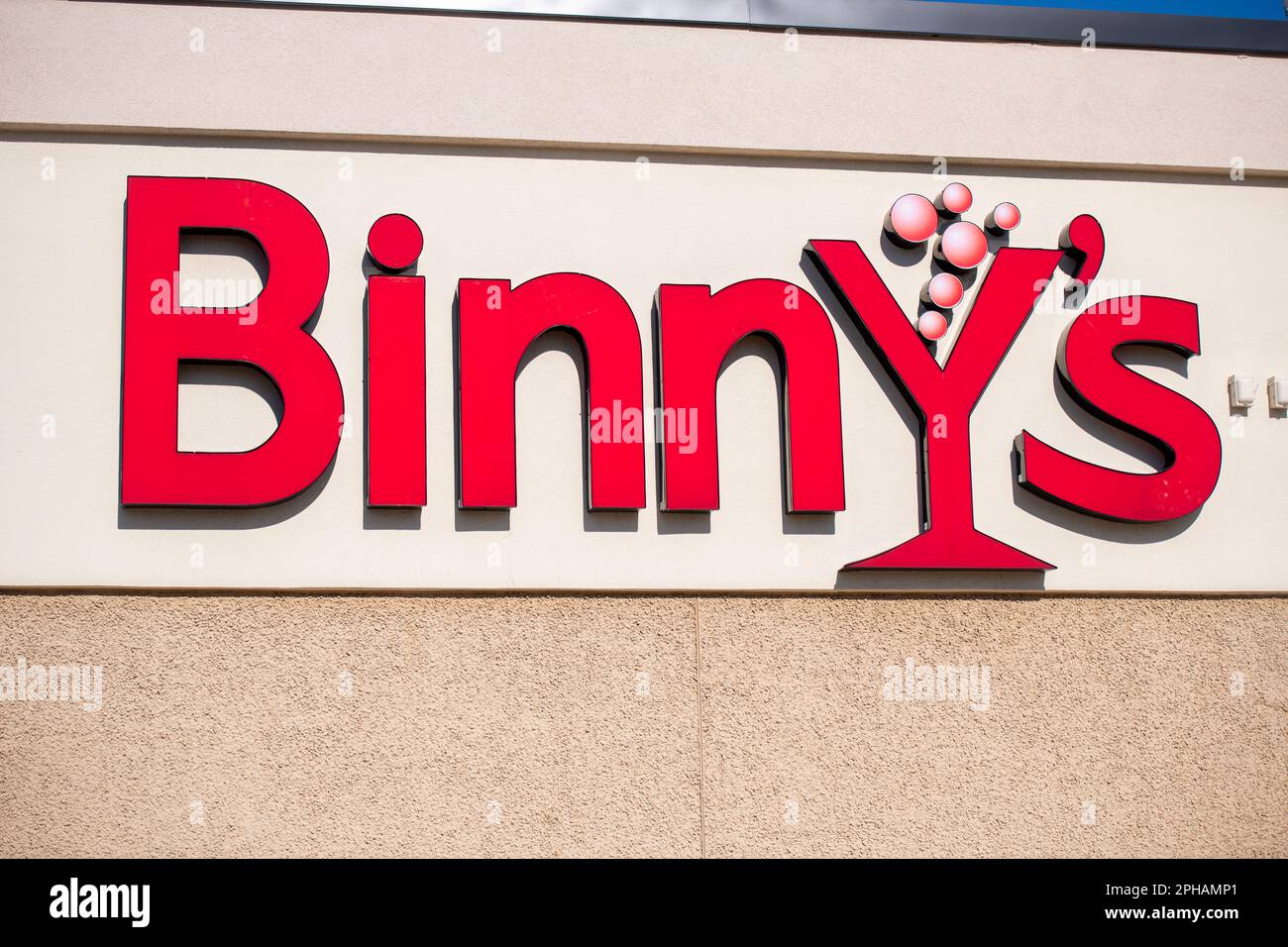 Chicago, IL - 19 March 2023: A Binnys beverage depot store sign Stock Photo