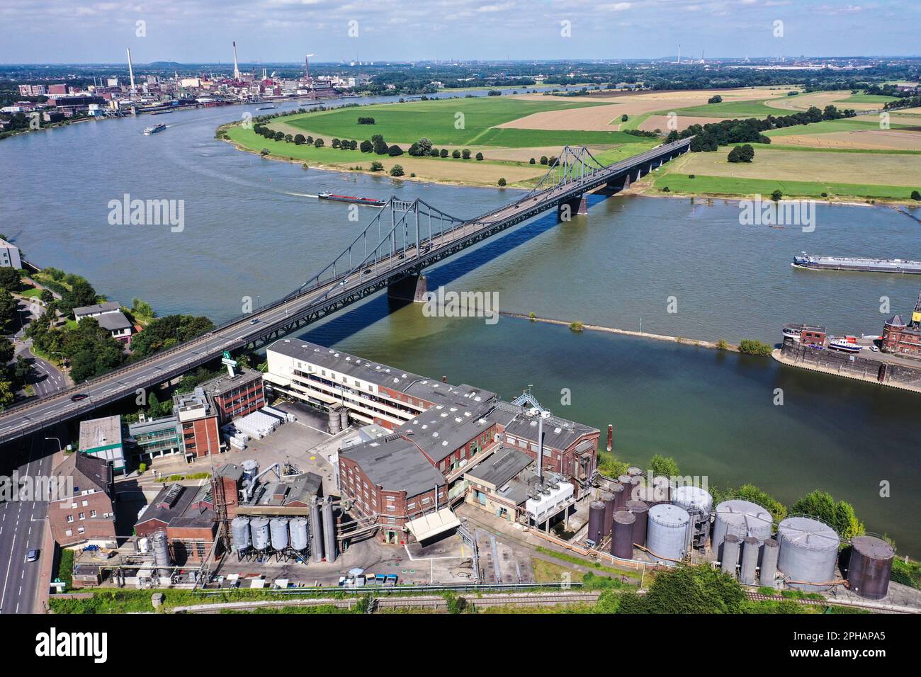 Die Rheinbrücke in Krefeld-Uerdingen Stock Photo