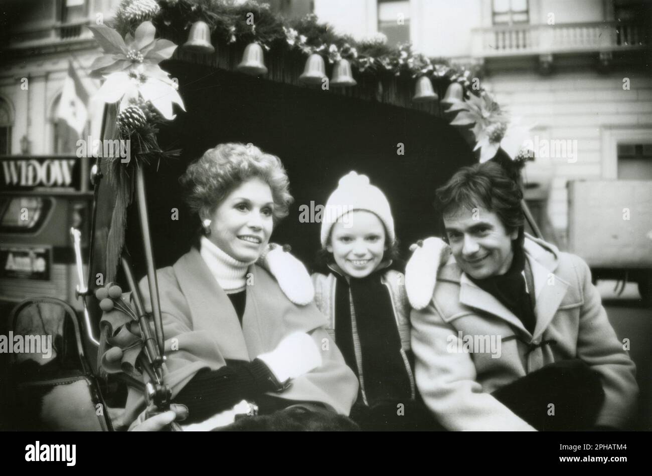Actors Mary Tyler Moore, Katherine Healy and Dudley Moore in the movie Six Weeks, USA 1982 Stock Photo