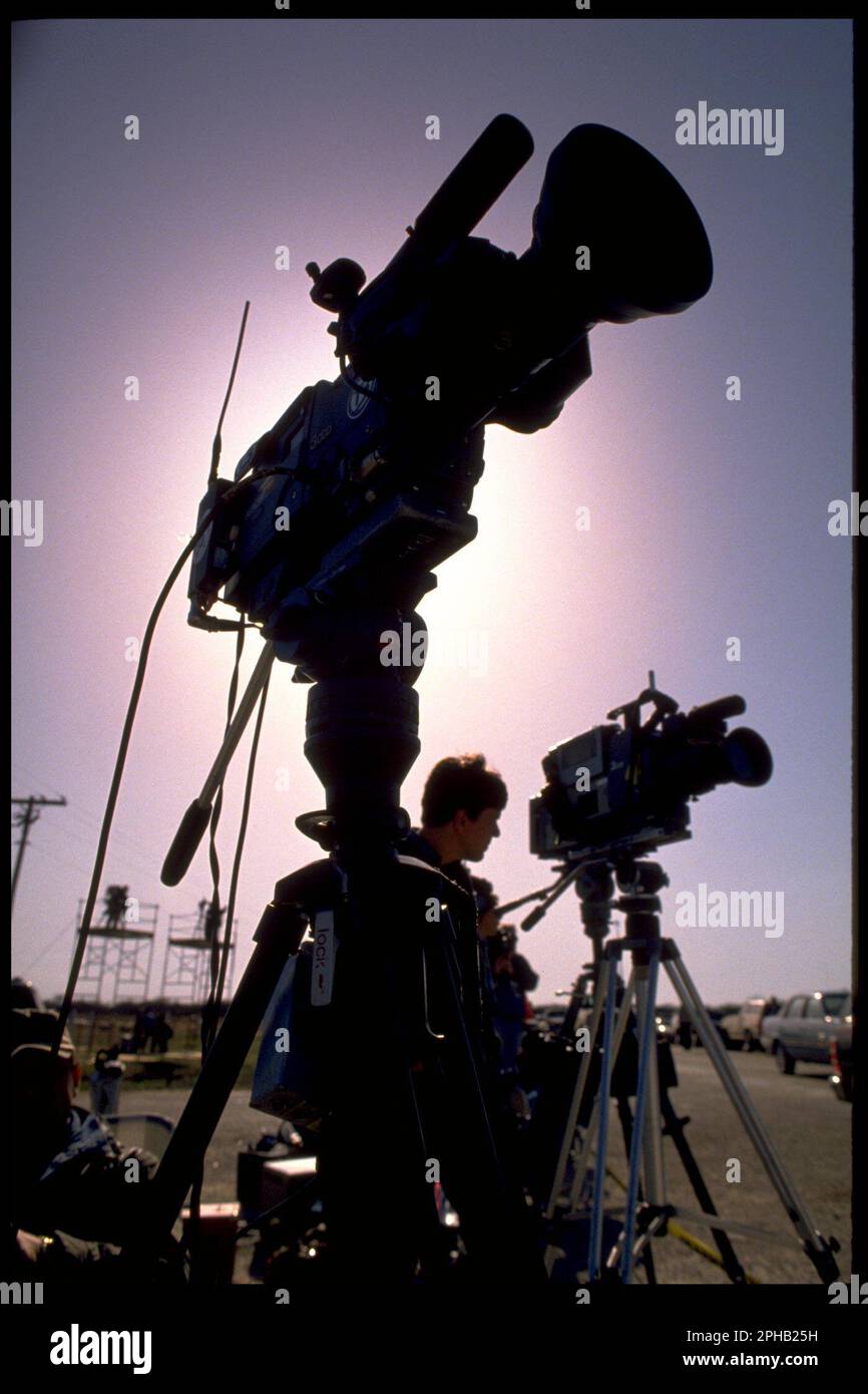Waco Texas USA, March 1993: Television cameras and other vehicles crowd the two-lane rural county road to the entrance to the Branch Davidian compound midway through the 51-day standoff between members of the religious group and federal and state law enforcement agencies. The ongoing siege of the Mount Carmel property quickly became national news and a flashpoint among those who criticized the government for persecution and over-reach. ©Bob Daemmrich Stock Photo