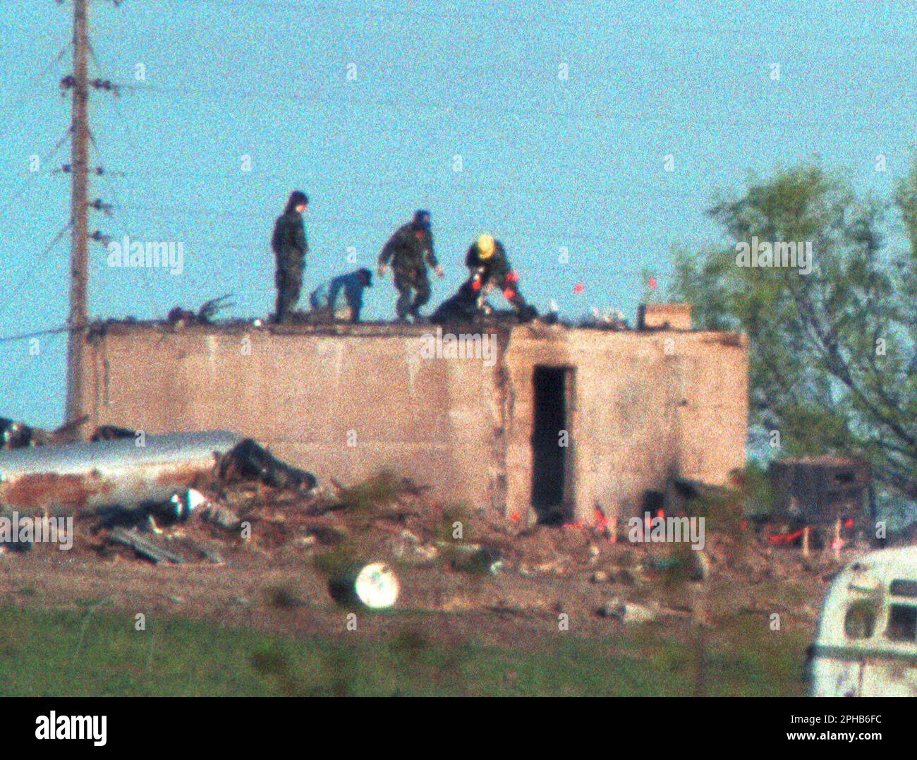 April 17, 2001: April 21, 1993 Waco, Texas loading body bags on top of the bunker. © Bob Daemmrich/.Image reproduces best up to 1/4 page, 300 dpi. (Credit Image: © Bob Daemmrich/ZUMA Press Wire) EDITORIAL USAGE ONLY! Not for Commercial USAGE! Stock Photo