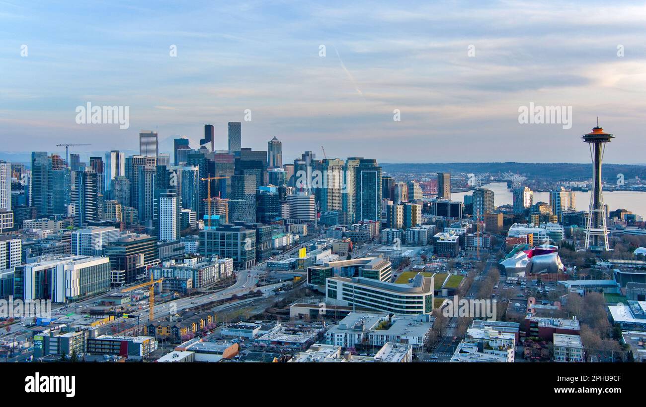 Seattle Riany View Aerial view of the Seattle skyline and Mount Rainier at sunset Stock ...