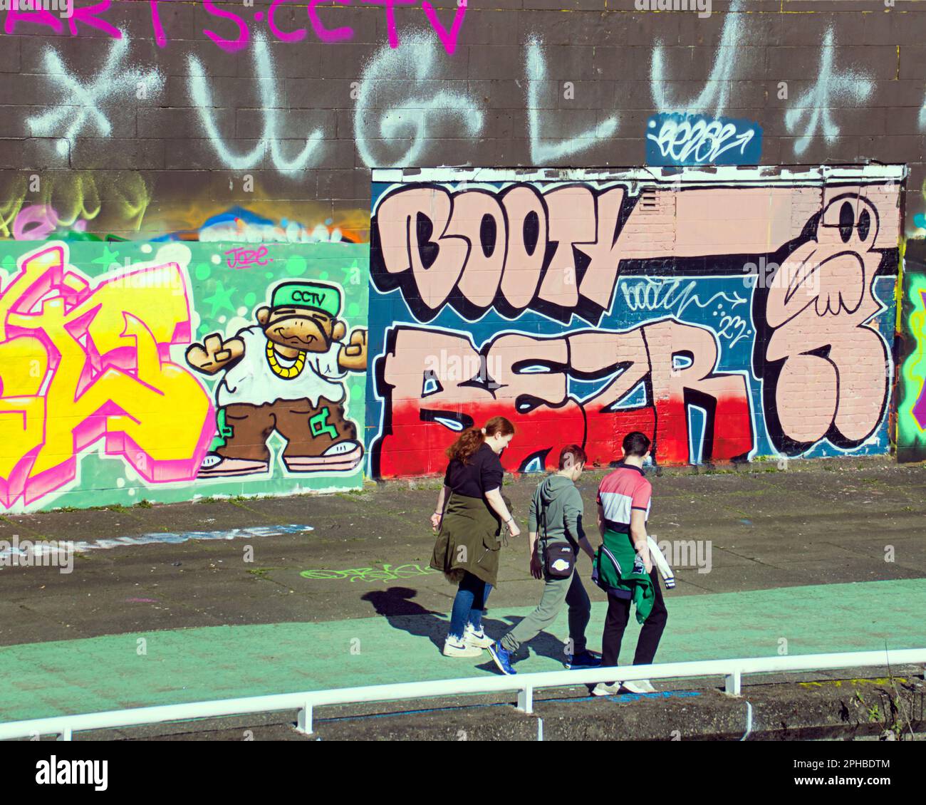 Glasgow, Scotland, UK 27th March, 2023. UK Weather: Sunny in the city centre afternoon saw the locals take to the streets. The clyde walkway beside the river a magnet for locals if not ugly art lovers in sunny weather.  Credit Gerard Ferry/Alamy Live News Stock Photo