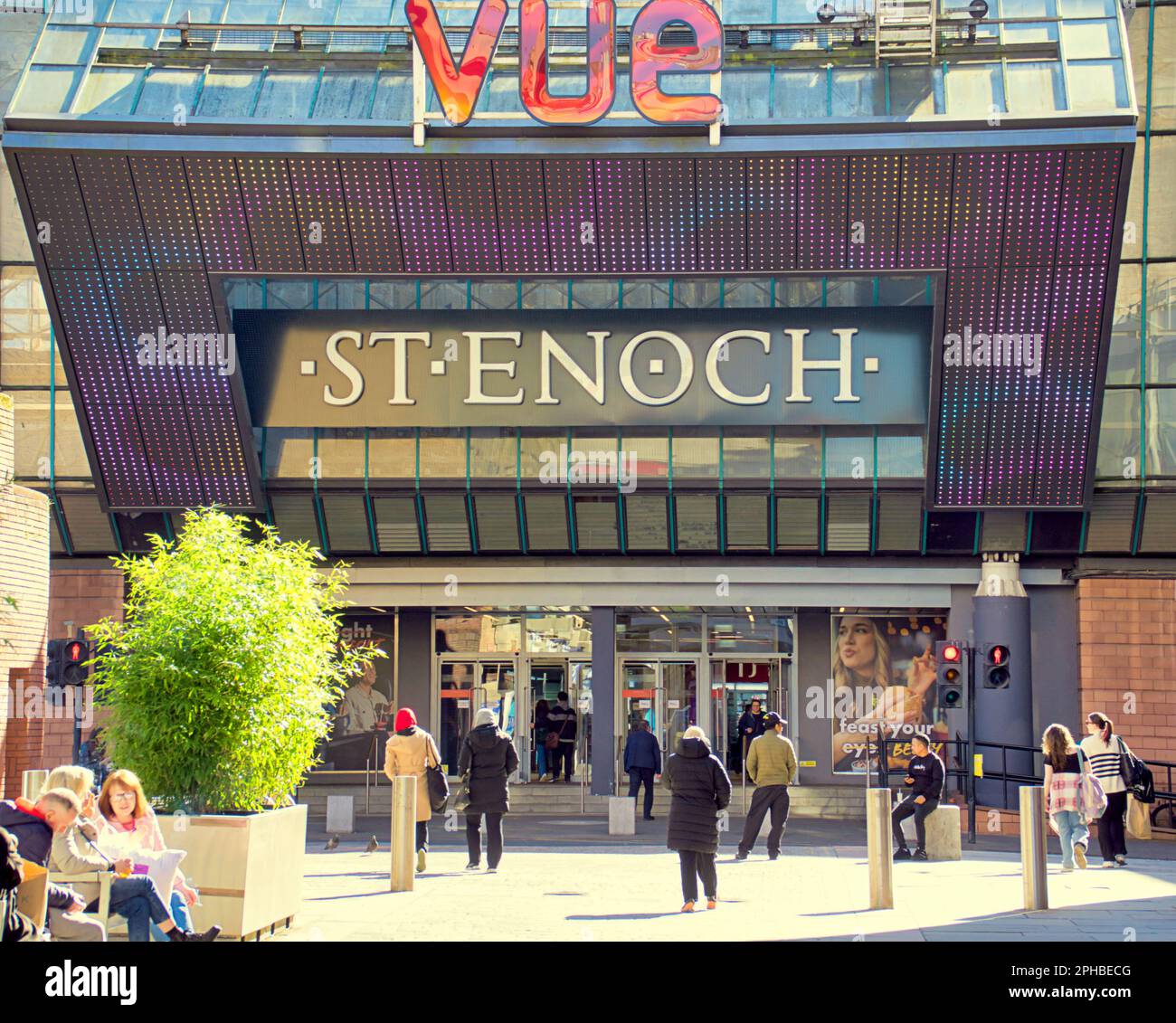 Glasgow, Scotland, UK 27th March, 2023. UK Weather: Sunny in the city centre afternoon saw the locals take to the streets.Argyle street and the st enoch centre with the vue cinema. Credit Gerard Ferry/Alamy Live News Stock Photo