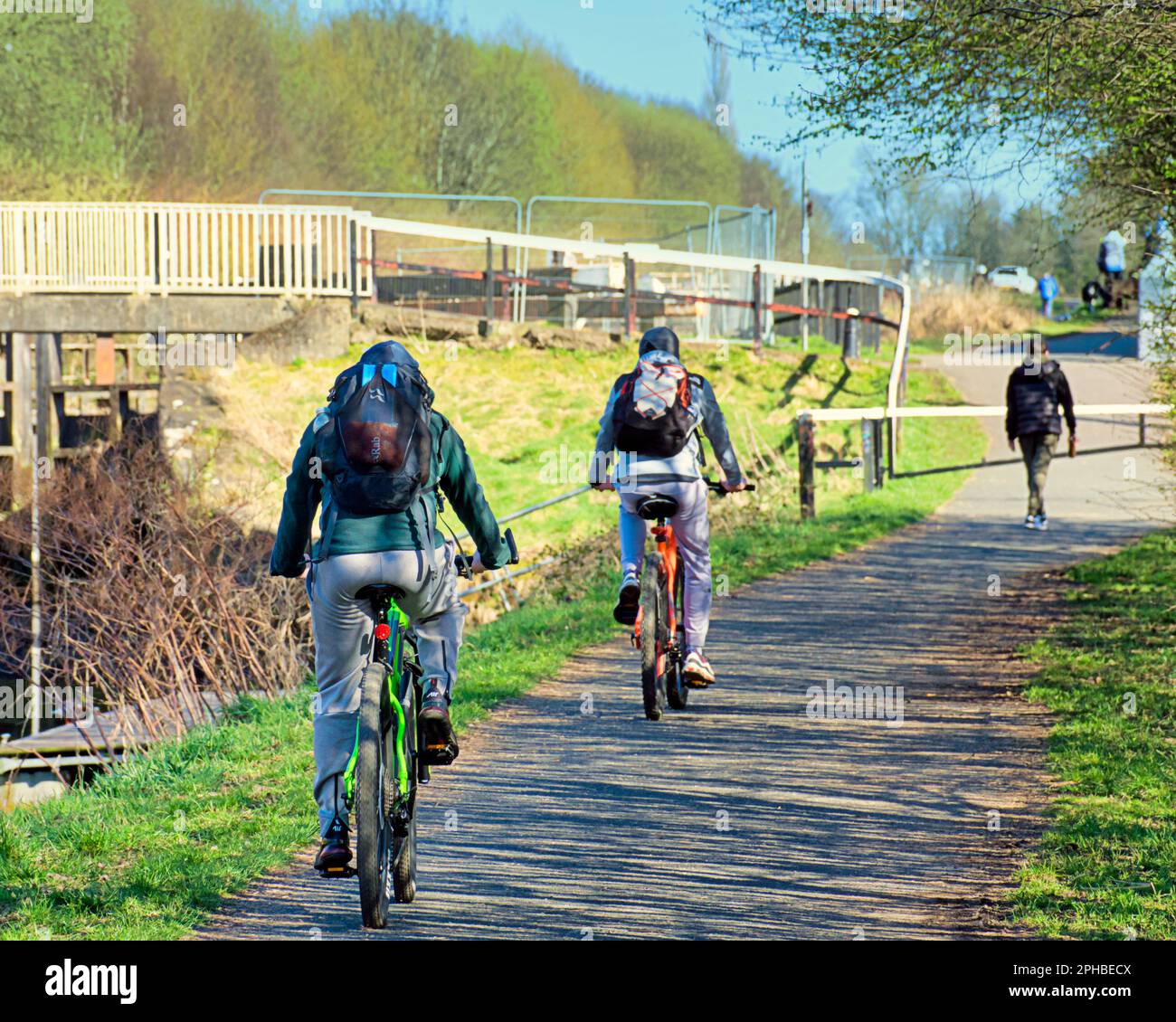 Glasgow, Scotland, UK 27th March, 2023. UK Weather: Sunnysaw the locals take to the streets. The forth and clyde canal in the north of the city becomes a health hub in good weather. Credit Gerard Ferry/Alamy Live News Stock Photo