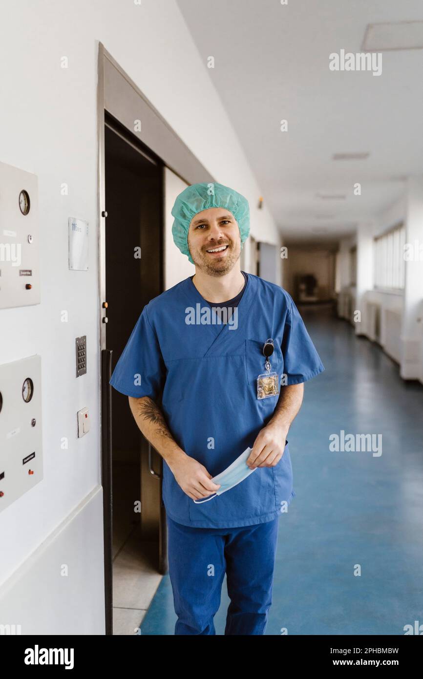 Nurse wearing scrubs portrait hi-res stock photography and images - Alamy