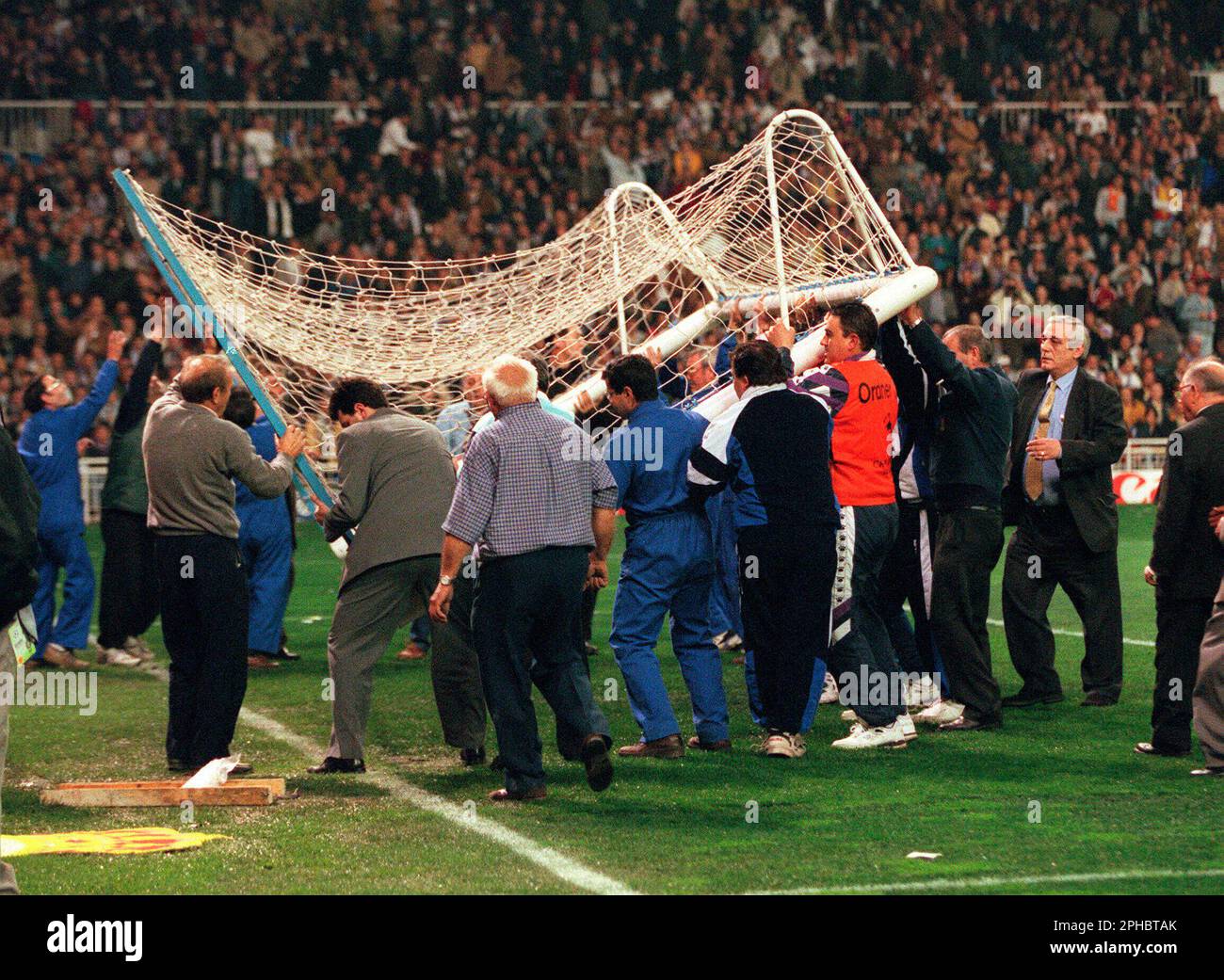 firo football: April 1st, 1998 Champions League semi-finals Real Madrid - Borussia Dortmund 2:0 Legendary scenes, goalfall by Madrid, technicians try to set up the fallen goal again Copyright by firo sportphoto: Dickmannstr.2-4 45143 Essen E-Mail: mail@firosportphoto.de Tel.: 0201-629355 Fax: 0201-629374 (Volksbank Bochum Witten) Blz.:430 601 29 Account:341 117 100 Tel.:0201/629355 Fax.:0201/62937 Stock Photo