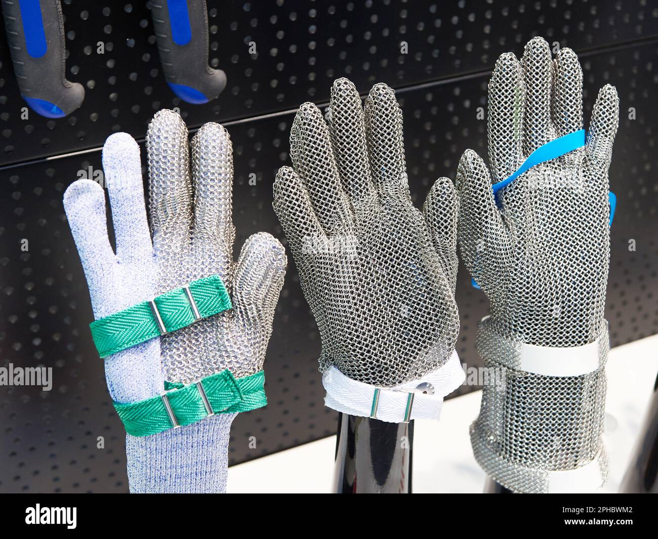 https://c8.alamy.com/comp/2PHBWM2/metal-chainmail-gloves-for-work-food-meat-in-store-2PHBWM2.jpg