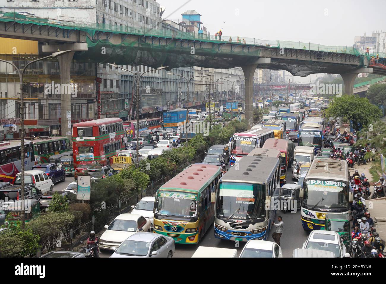 Dhaka, Bangladesh. 27th Mar, 2023. Numerous vehicles jam on a street in Dhaka, Bangladesh, March 27, 2023. Lack of skilled drivers and traffic police, a faulty traffic signal systems and the huge amount of vehicles are regarded the main reason for traffic congestion which create daily sufferings for commuters. (Credit Image: © Suvra Kanti Das/ZUMA Press Wire) EDITORIAL USAGE ONLY! Not for Commercial USAGE! Credit: ZUMA Press, Inc./Alamy Live News Stock Photo