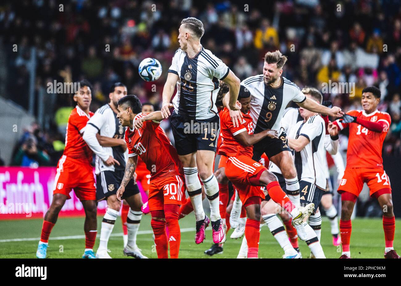 Mainz, Mewa-Arena, 25.03.23: Nico Schlotterbeck of Germany (M) jumps for a header against Raul Ruidiaz of Peru (L) during the friendly match between G Stock Photo