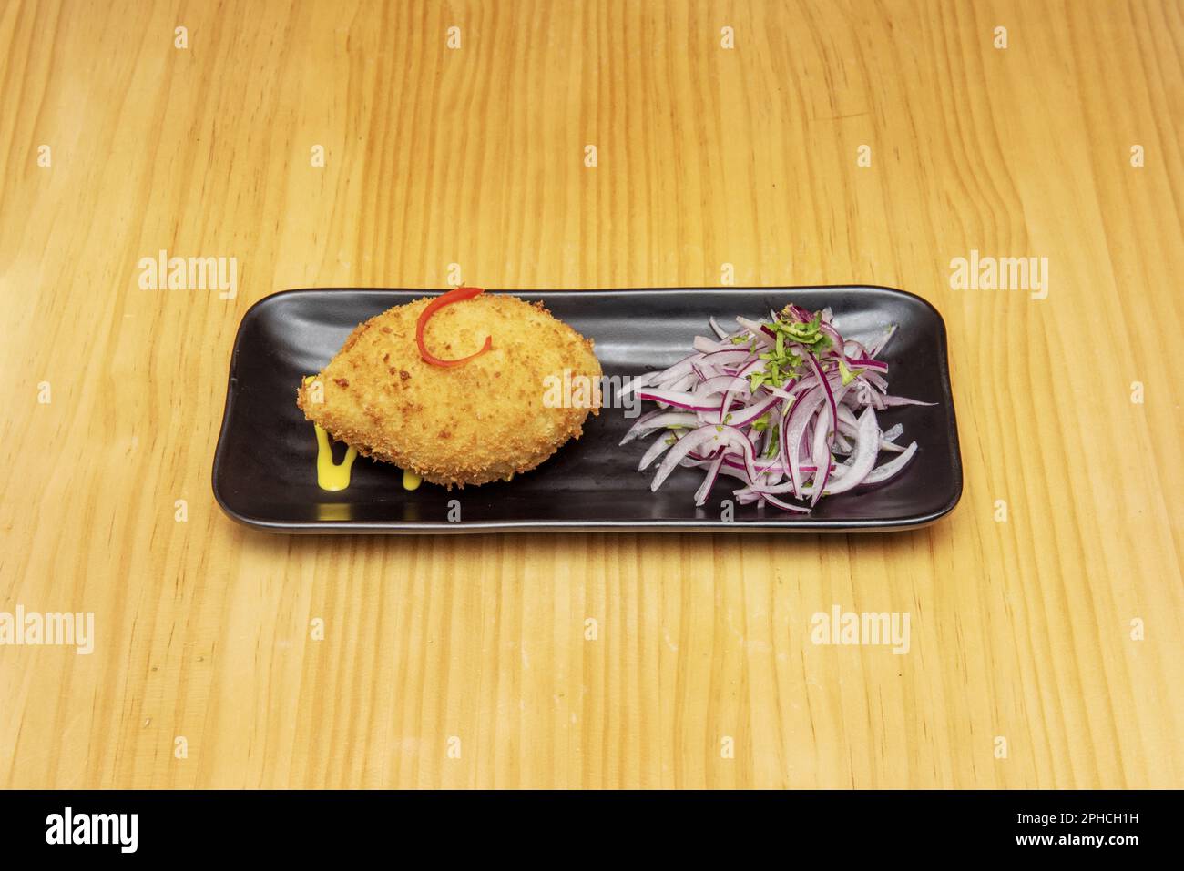 The stuffed potato is a typical frying of several Latin American