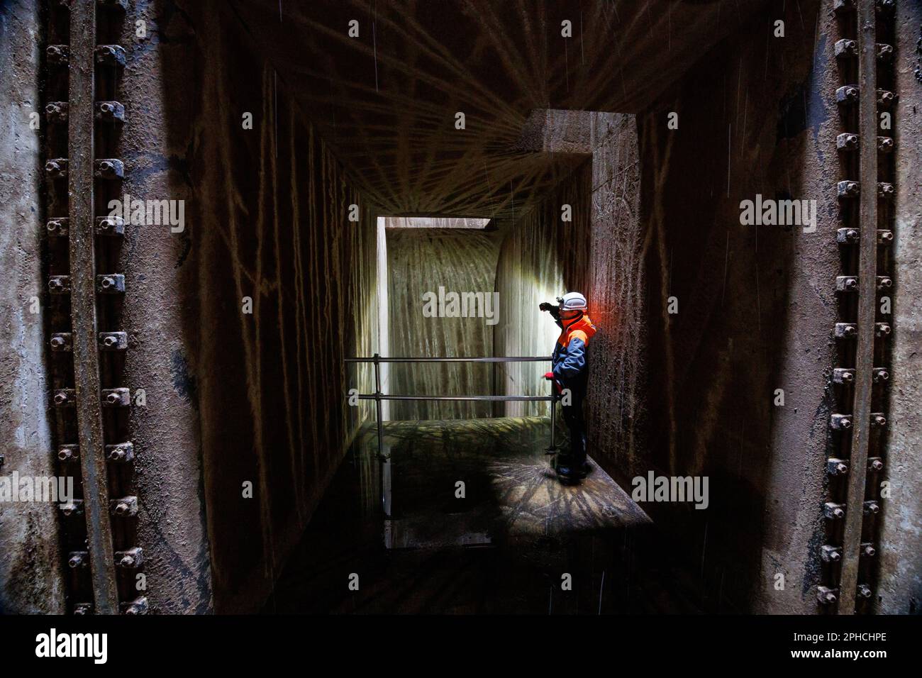 Rote spielwürfel auf weißem hintergrund -Fotos und -Bildmaterial in hoher  Auflösung – Alamy