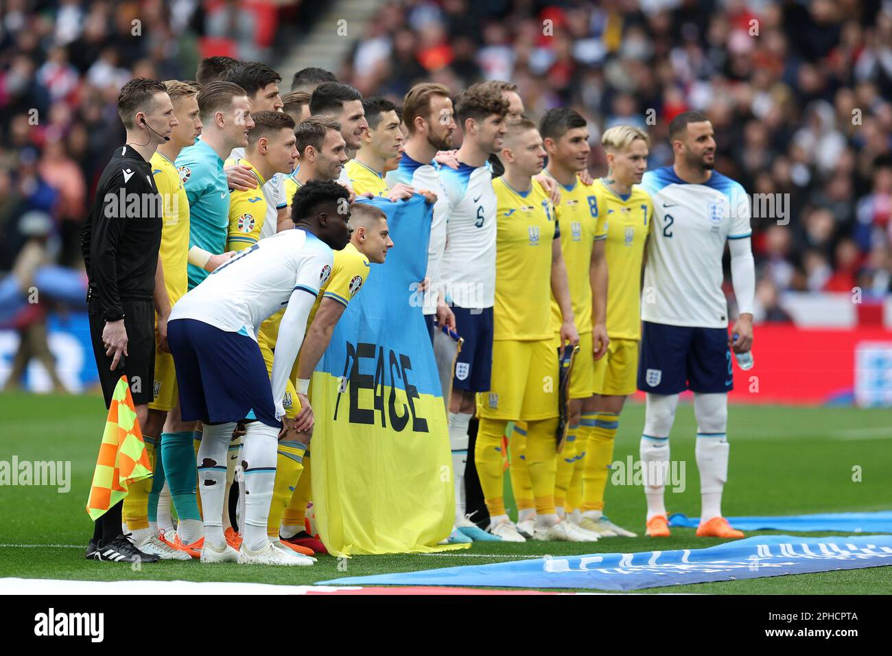 London, UK. 26th Mar, 2023. England and Ukraine players pose with a peace flag ahead of k/o. England v Ukraine, UEFA Euro 2024 qualifier International group C match at Wembley Stadium in London on Sunday 26th March 2023. Editorial use only. pic by Andrew Orchard/Andrew Orchard sports photography/Alamy Live News Credit: Andrew Orchard sports photography/Alamy Live News Stock Photo