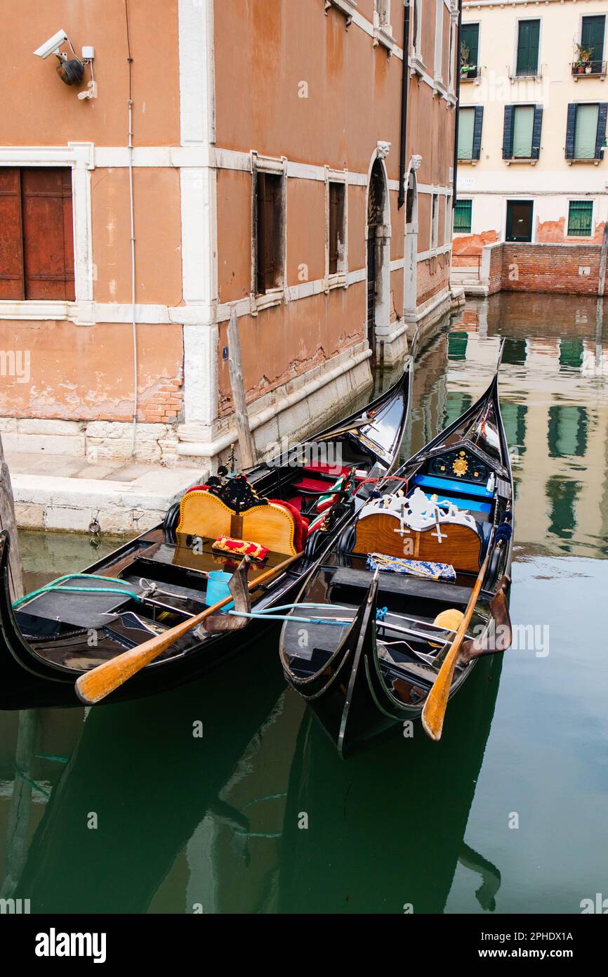 Two canal boats tied together hi-res stock photography and images - Alamy