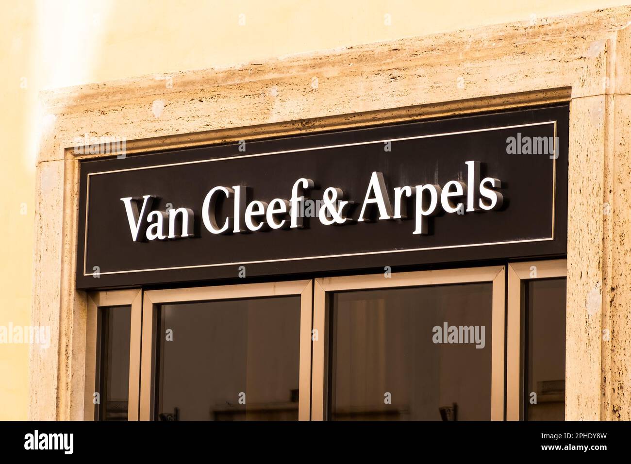 A logo sign outside of a Van Cleef & Arpels retail store in Munich,  Germany, on September 2, 2018 Stock Photo - Alamy