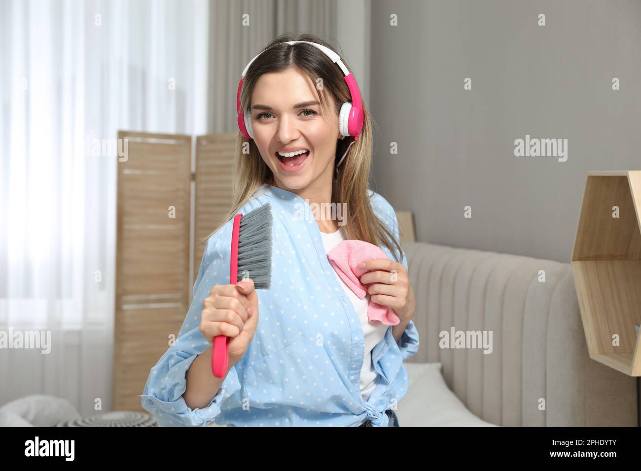 Singing hairbrush woman hi-res stock photography and images - Alamy