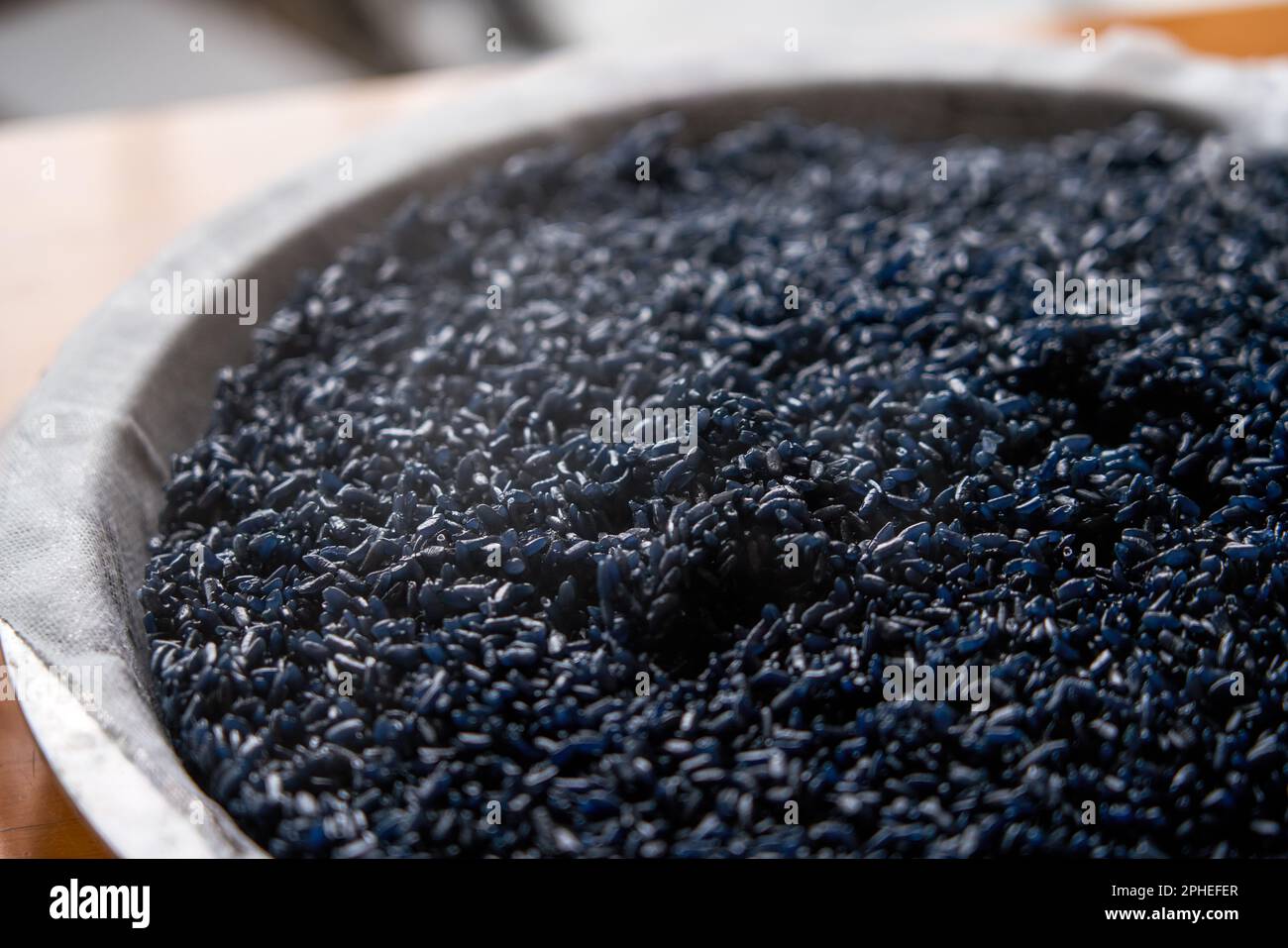 The process of making five-color glutinous rice, a traditional food for the Chinese Ching Ming Festival Stock Photo