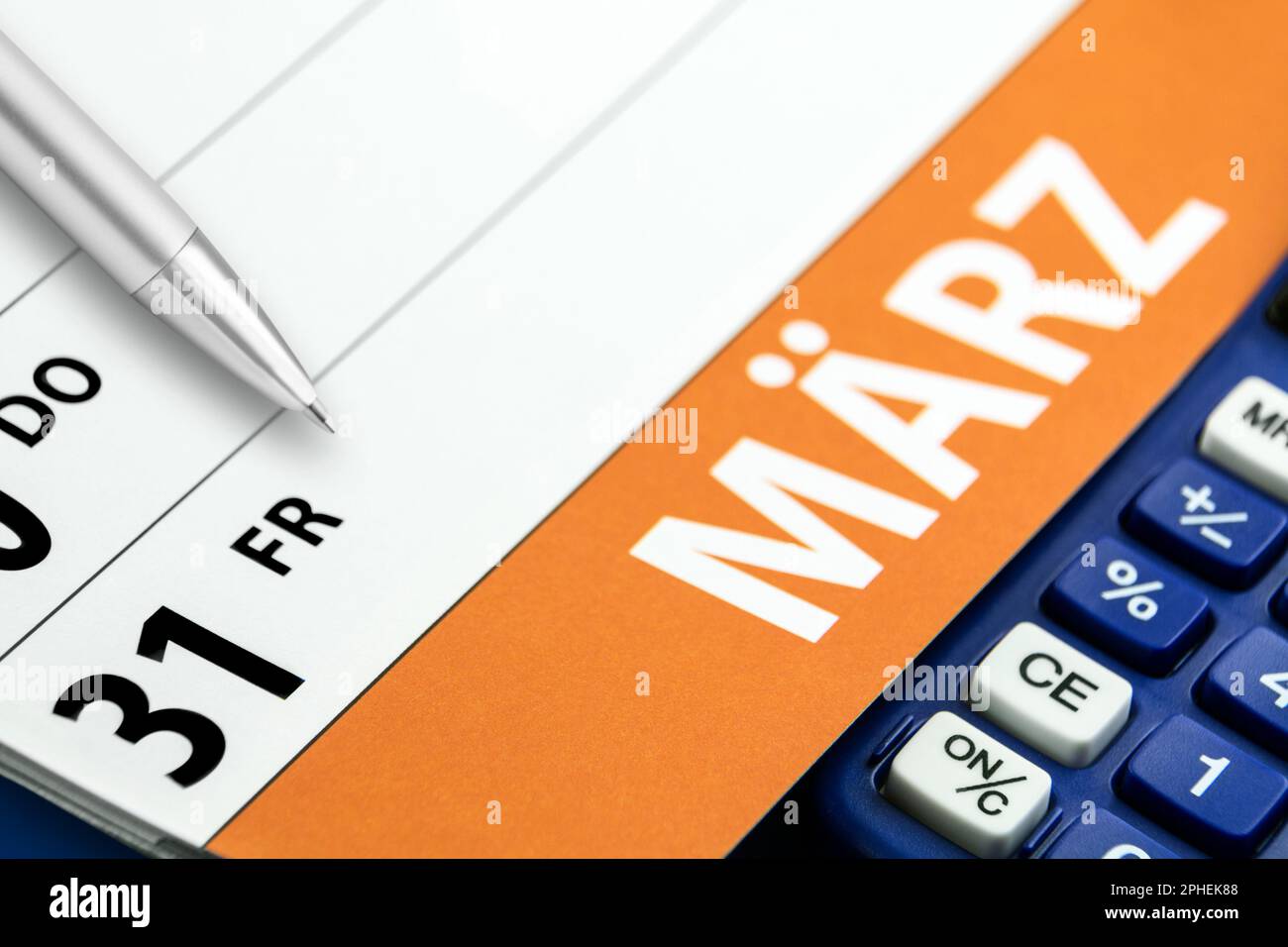 Deutscher Kalender Datum 31. März 2023 und Rechner Stock Photo - Alamy