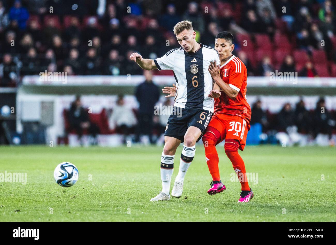 Mainz, Mewa-Arena, 25.03.23: Joshua Kimmich of Germany (L) challenges Raul Ruidiaz of Peru during the friendly match between Germany and Peru. Stock Photo
