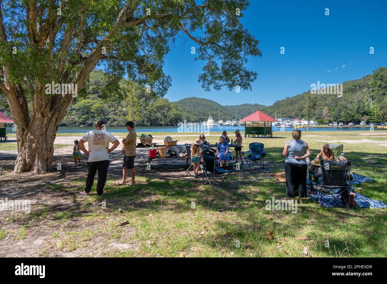 A family picnic under the shade of a tree at Bobbin Head, Kuring-Gai Chase National Park on the Hawkesbury River, Sydney, New South Wales, Australia a Stock Photo