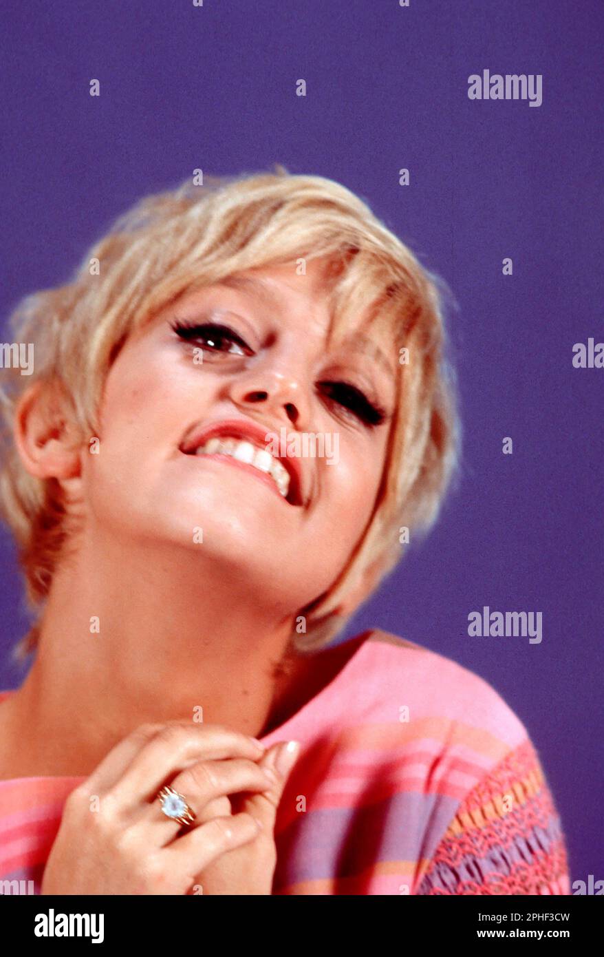 GOLDIE HAWN in LAUGH-IN (1967), directed by MARK WARREN. Credit: NBC / Album Stock Photo