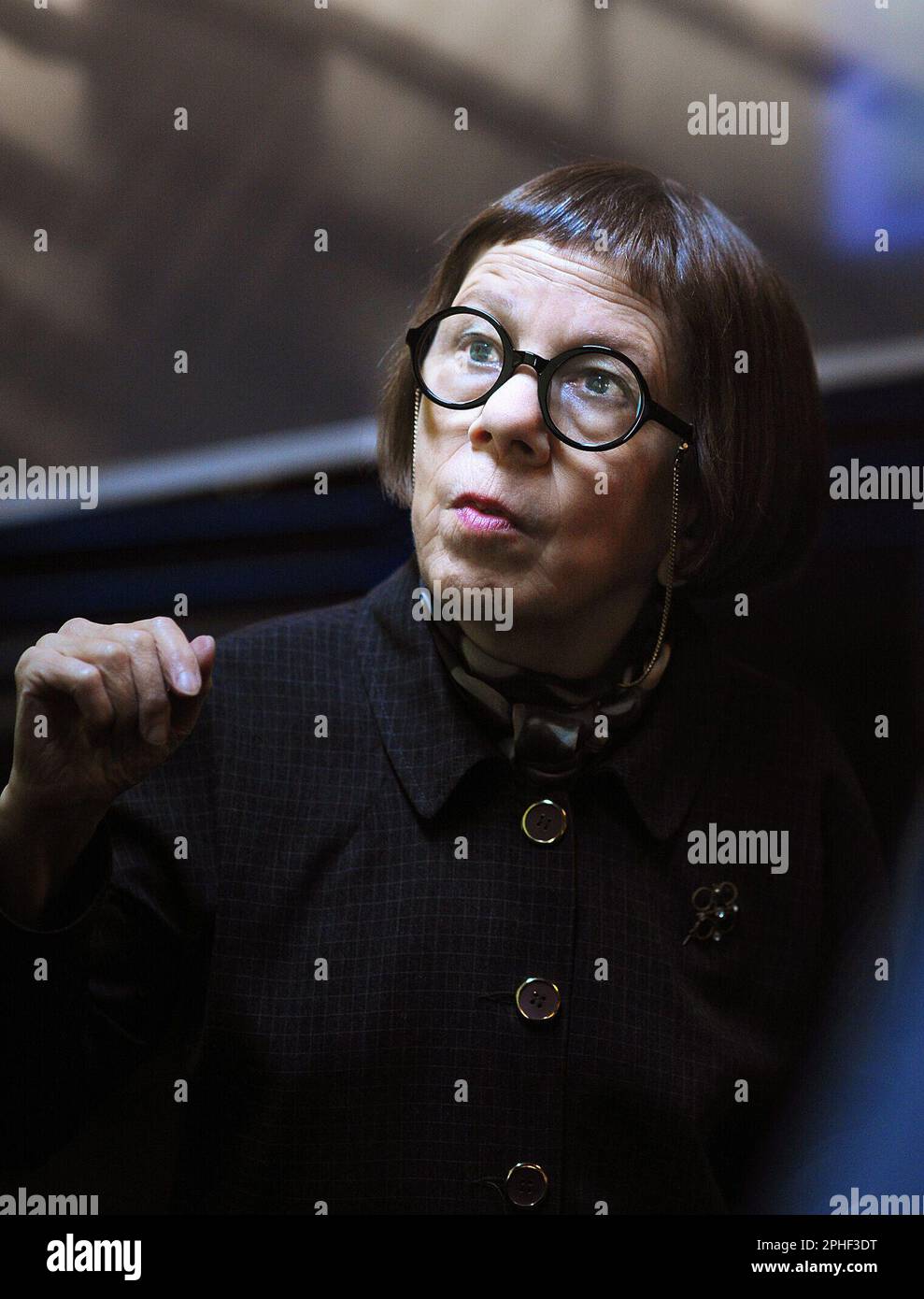 LINDA HUNT in NCIS: LOS ANGELES (2009), directed by TERRENCE O'HARA. Credit: CBS TELEVISION / Album Stock Photo