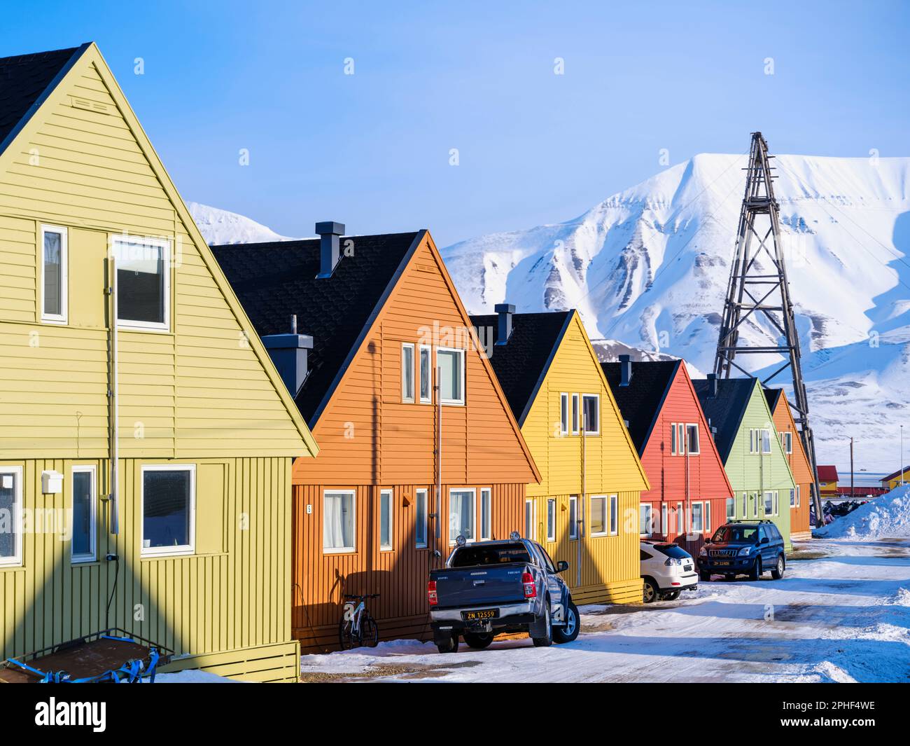 Longyearbyen Die Hauptstadt Von Svalbard Auf Der Insel Spitzbergen Im longyearbyen-die-hauptstadt-von-svalbard-auf-der-insel-spitzbergen-im