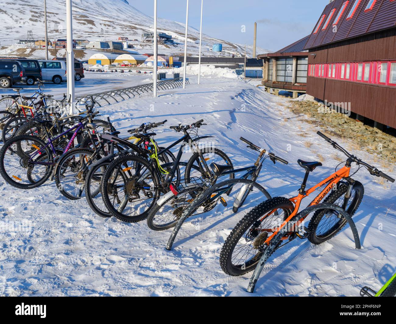 Fahrraeder vor dem Museum und Forschungszentrum. Longyearbyen, die Hauptstadt von Svalbard auf der Insel Spitzbergen im Spitzbergen Archipel. Arktis, Stock Photo