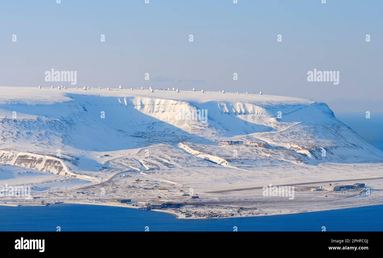 Der Flughafen und Telekommunikation auf dem Plataberget . Longyearbyen, die Hauptstadt von Svalbard auf der Insel Spitzbergen im Spitzbergen Archipel. Stock Photo