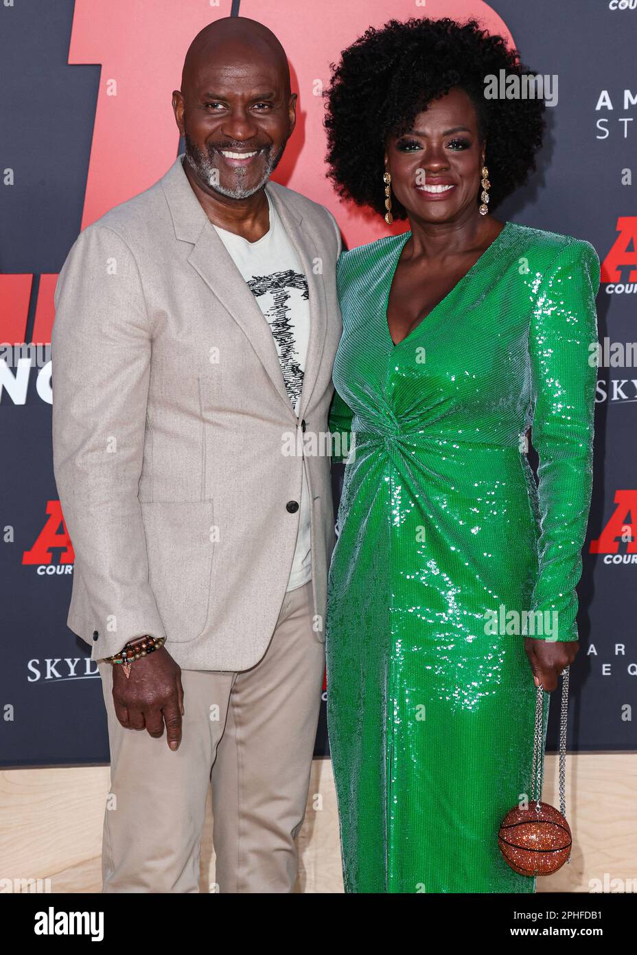 Michael jordan and wife hi-res stock photography and images - Alamy