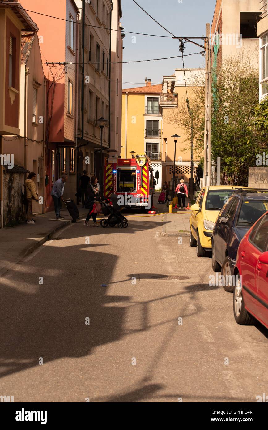 Cangas, Pontevedra, Spain. march, 28th 2023. vista general de la calle donde se instalo el dispositivo de emergencia de los bomberos para entrar a las viviendas. Credit: Xan Gasalla /Alamy Live News. Stock Photo