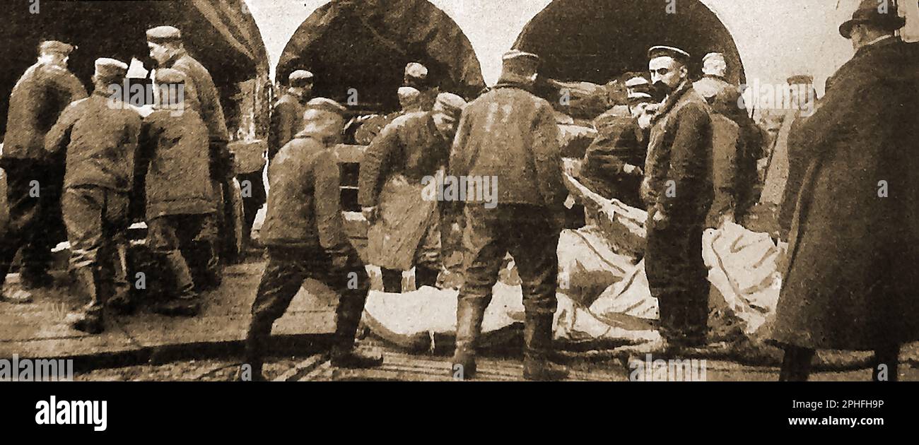 World War I- German prisoners of war unloading meat supplies for French troops.---- Erster Weltkrieg - Deutsche Kriegsgefangene beim Entladen von Fleischvorräten für französische Truppen.---- Première Guerre mondiale - Des prisonniers de guerre allemands déchargent des fournitures de viande pour les troupes françaises.---- Stock Photo
