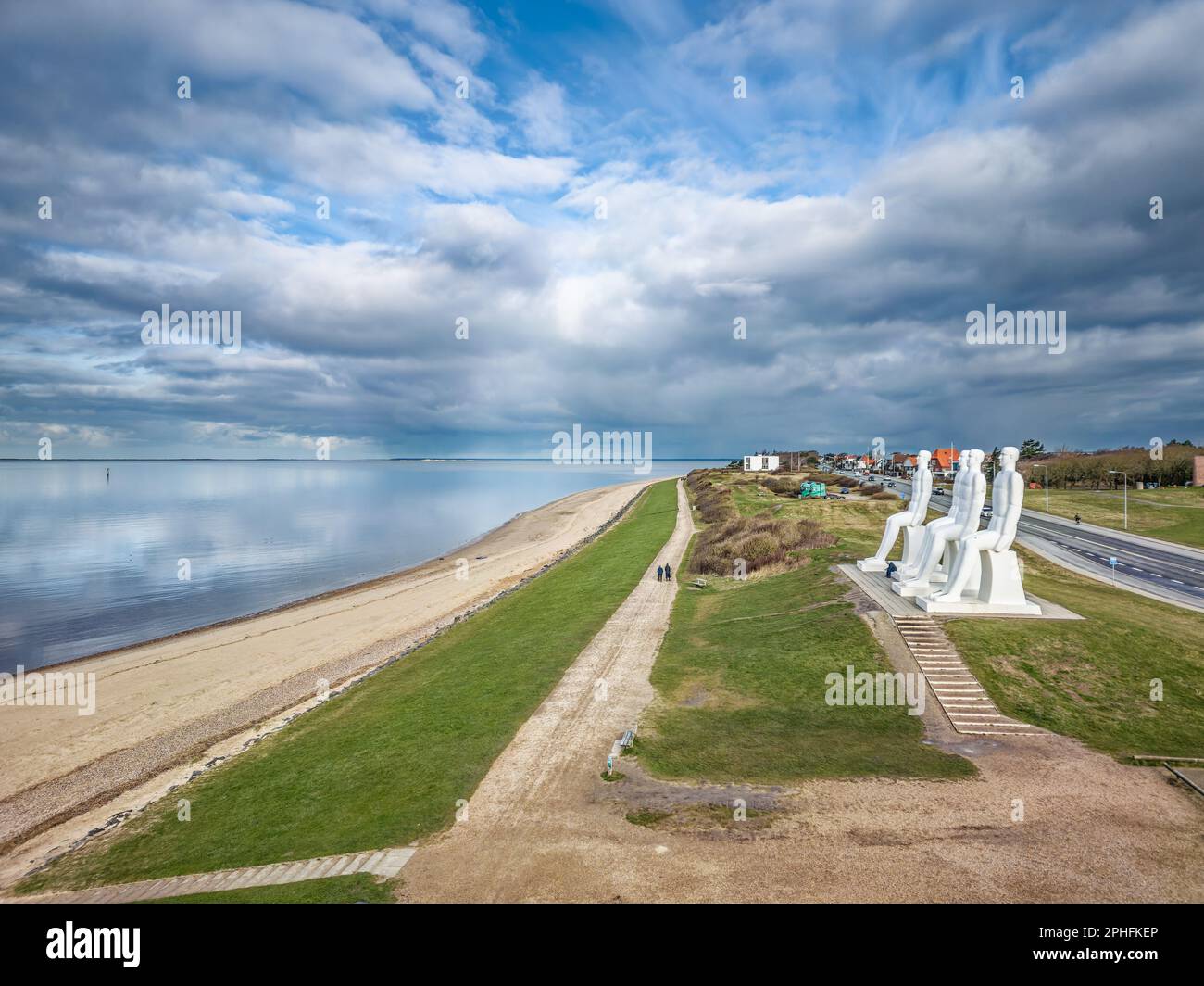 Extra muros - Page 9 Men-a-sea-colossal-statues-in-esbjerg-harbor-denmark-2PHFKEP