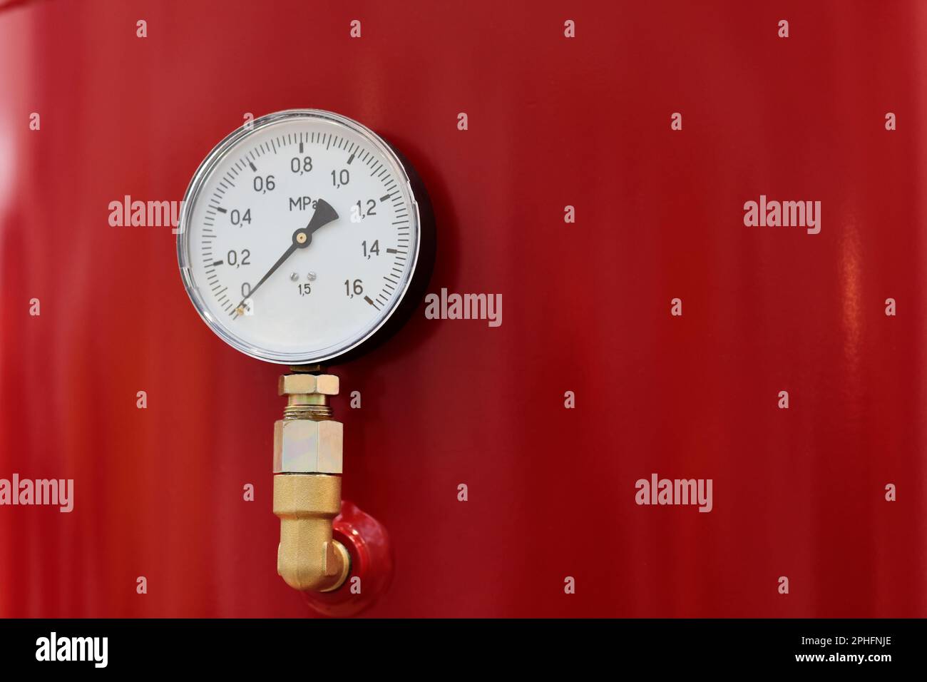 Analog pressure gauge on a metal storage tank. Selective focus Stock ...