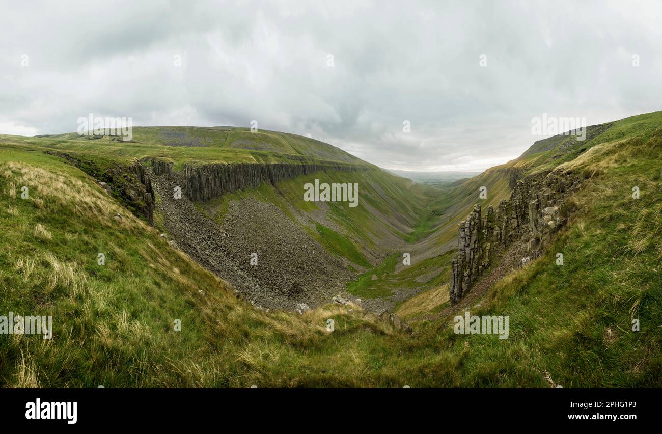 High Cup Nick on the Pennine Way, a U-shaped glacial valley in the North Pennines Area of Outstanding Natural Beauty (AONB) in Cumbria, England Stock Photo