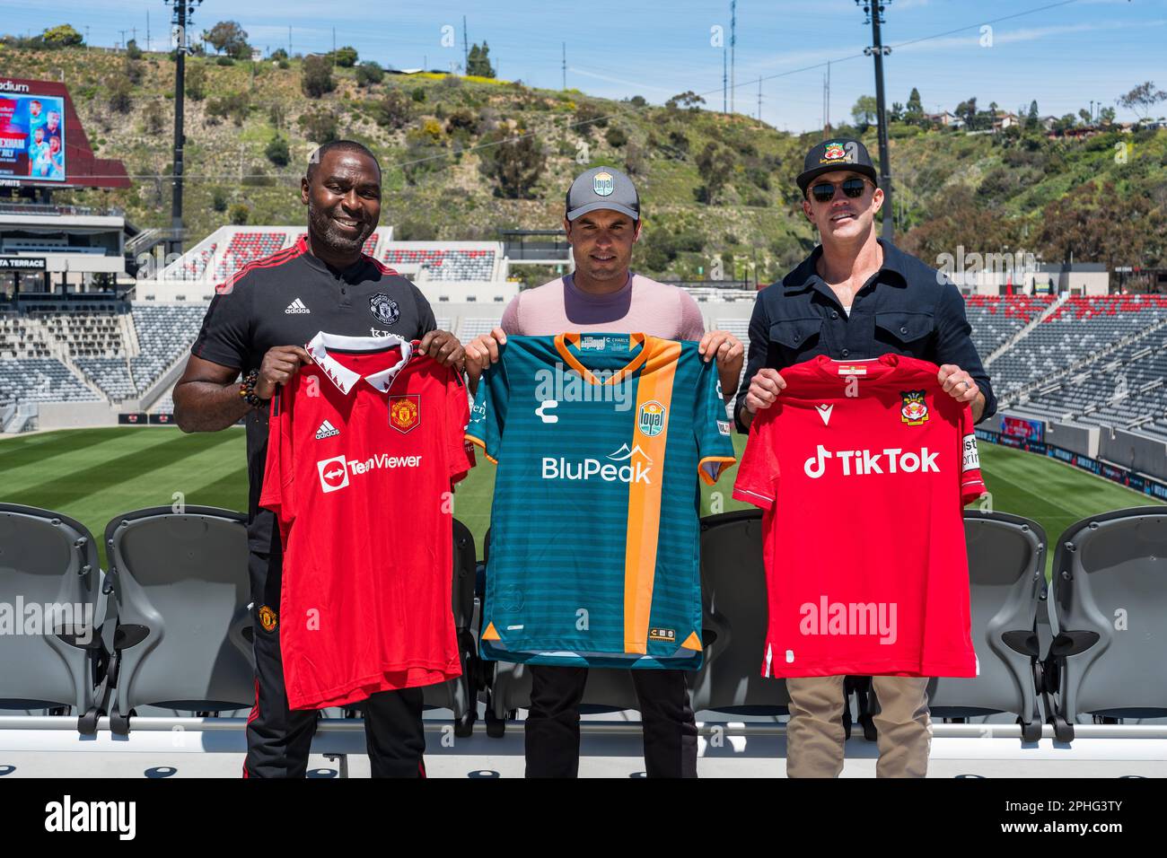 San Diego, USA. 27th Mar, 2023. Landon Donovan (middle), Executive VP of Soccer Operations at San Diego Loyal SC, swaps jerseys with Andy Cole and Rob McElhenney at Snapdragon Stadium, following the announcement of a summer friendly match between Manchester United and Wrexham AFC in San Diego. Credit: Ben Nichols/Alamy Live News Stock Photo