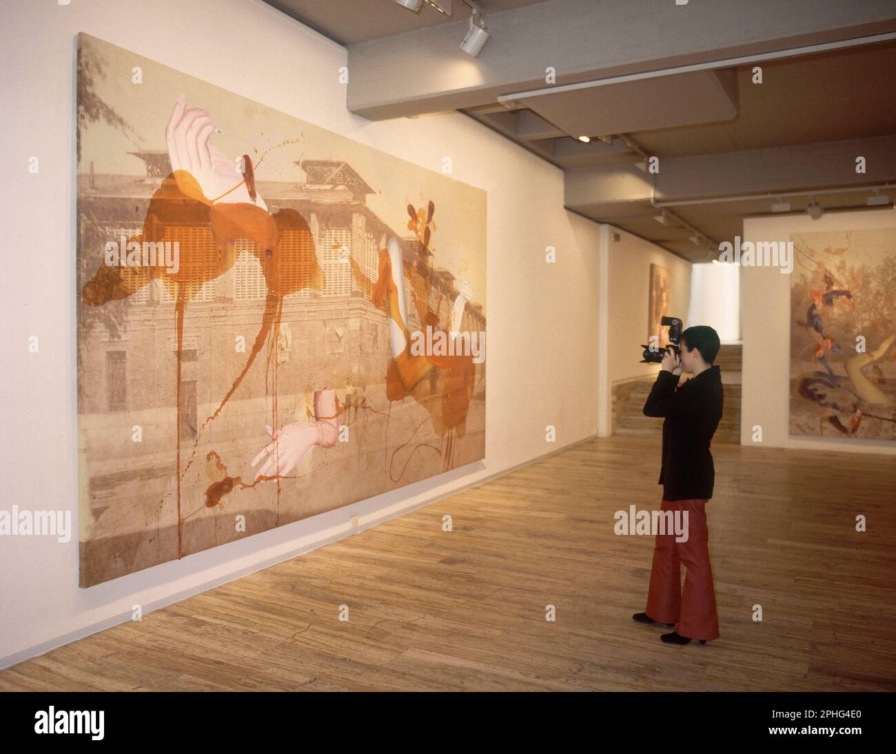 FOTOGRAFO HACIENDO UNA FOTOGRAFIA EN EL INTERIOR DE LA SALA DE EXPOSICIONES. Author: JORGE GALINDO (1965-). Location: GALERIA SOLEDAD LORENZO. MADRID. SPAIN. Stock Photo