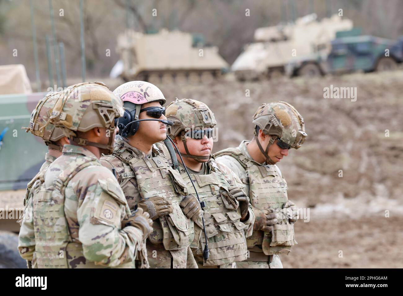 28 March 2023, Bavaria, Grafenwöhr U.S. soldiers wait for orders