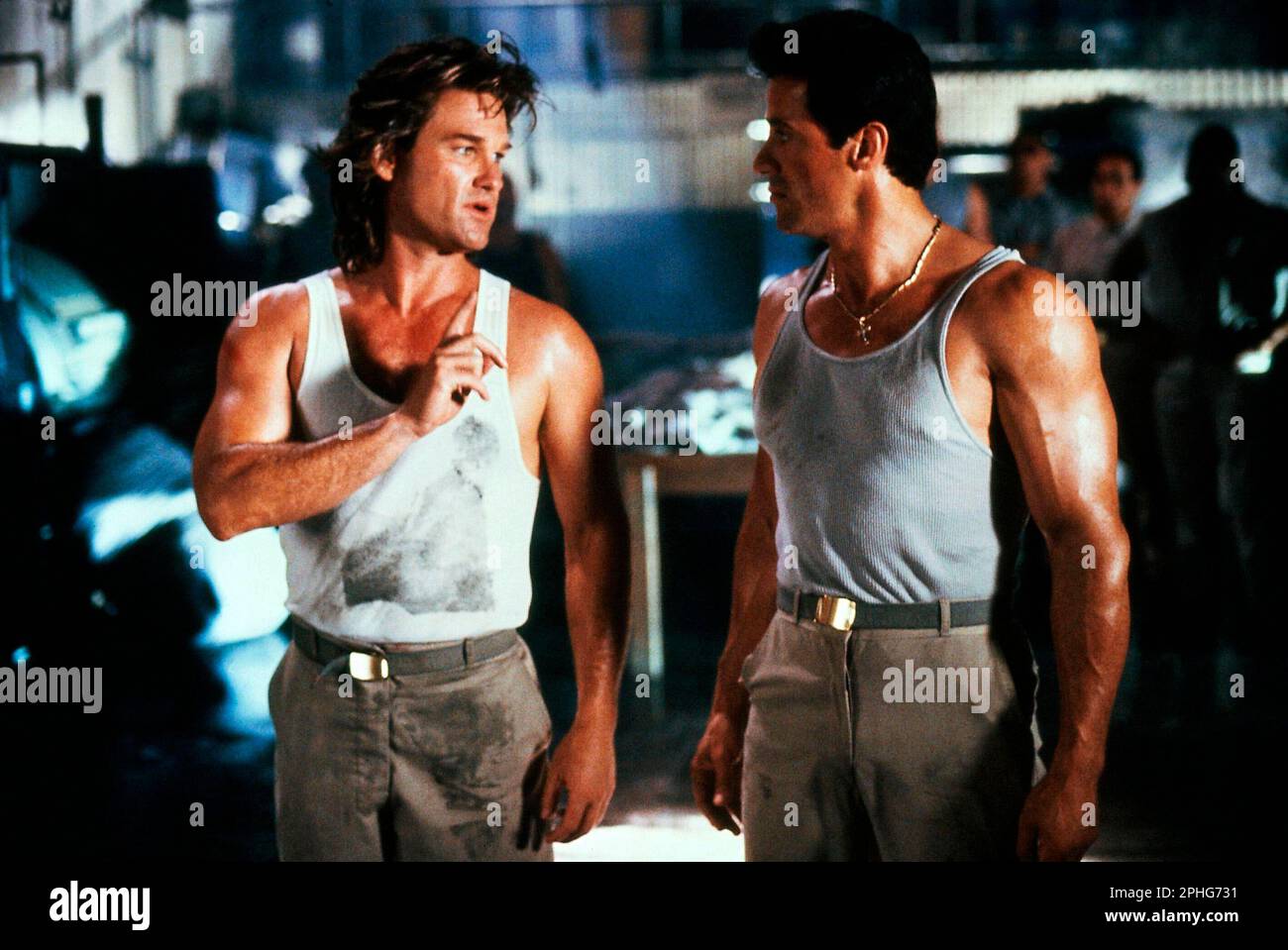 KURT RUSSELL and SYLVESTER STALLONE in TANGO & CASH (1989), directed by ANDREI KONCHALOVSKY and ALBERT MAGNOLI. Credit: WARNER BROTHERS / Album Stock Photo