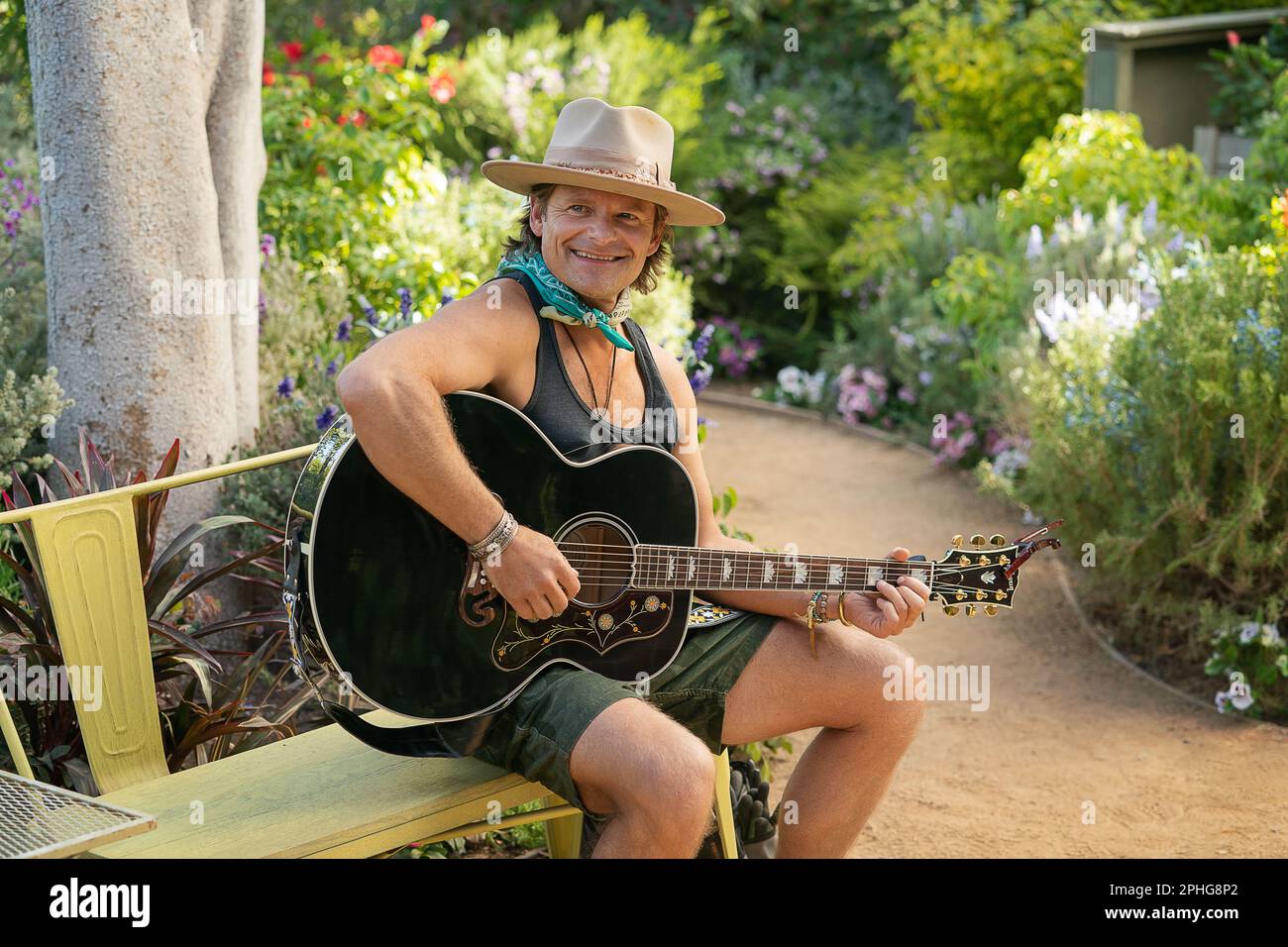 STEVE ZAHN in YOUR PLACE OR MINE (2023), directed by ALINE BROSH MCKENNA. Credit: AGGREGATE FILMS / Album Stock Photo