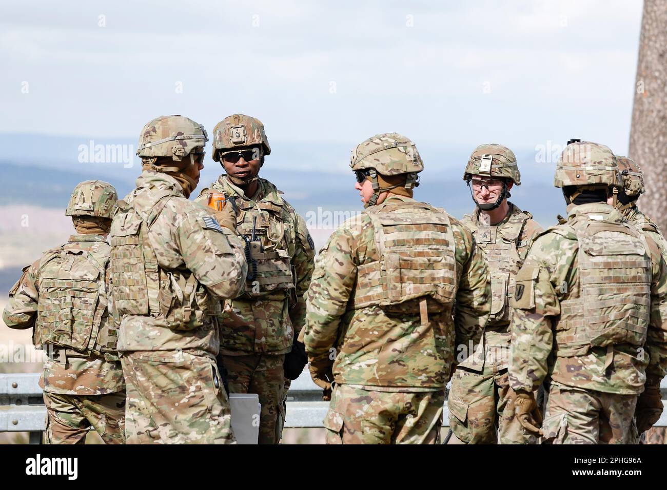28 March 2023, Bavaria, Grafenwöhr Soldiers confer during the