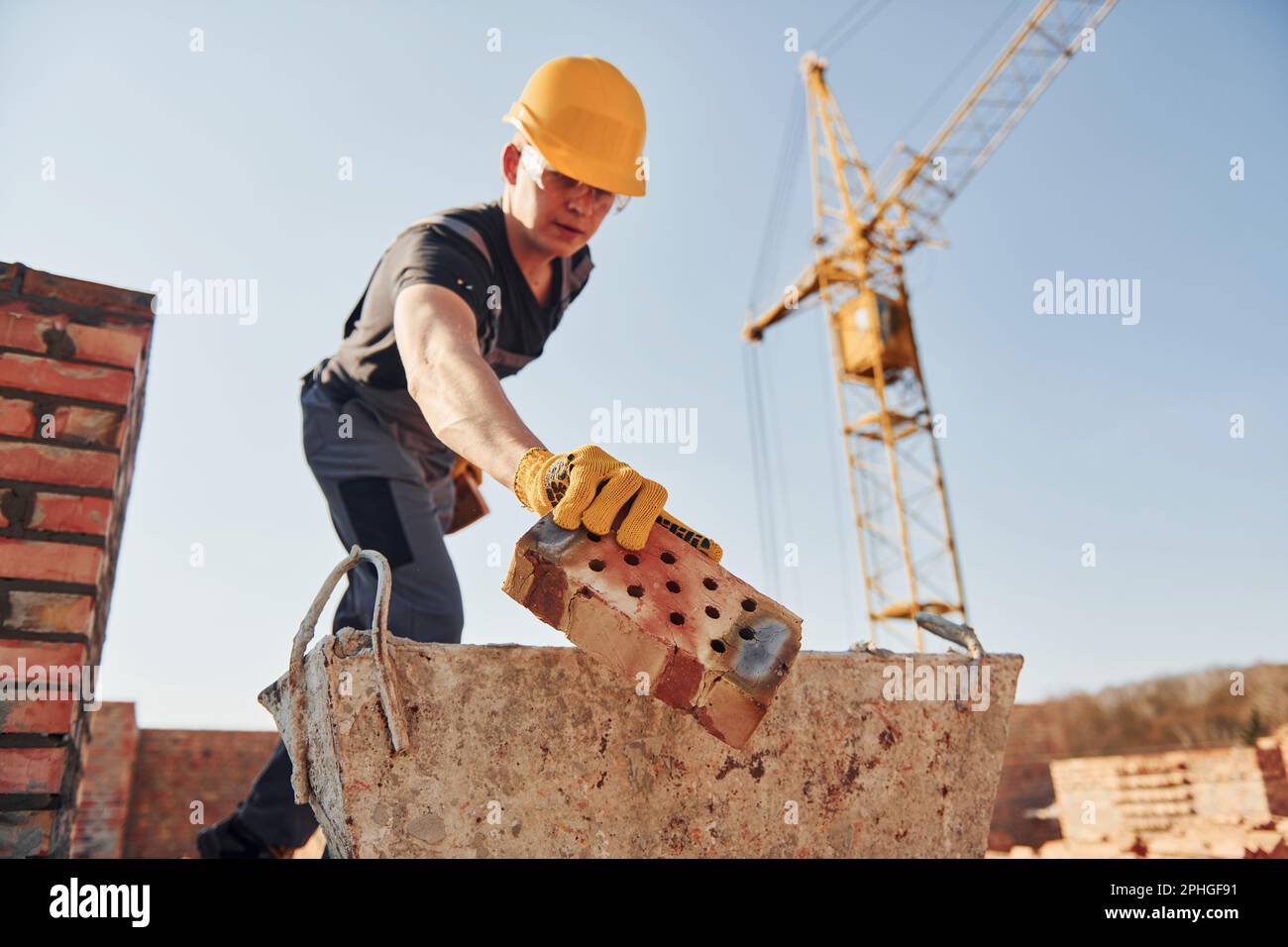 Using bricks young construction hi-res stock photography and images - Alamy