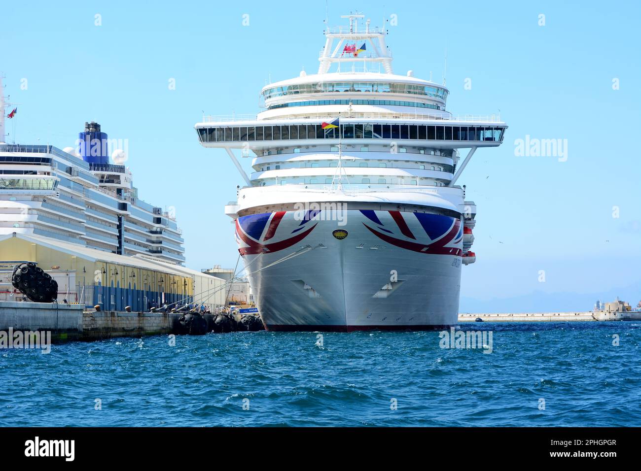 Cruise ships in ports hi-res stock photography and images - Alamy