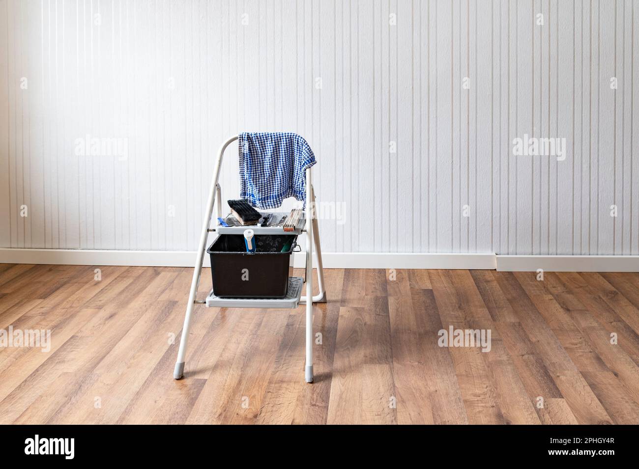 Wallpaper paste bucket hires stock photography and images Alamy