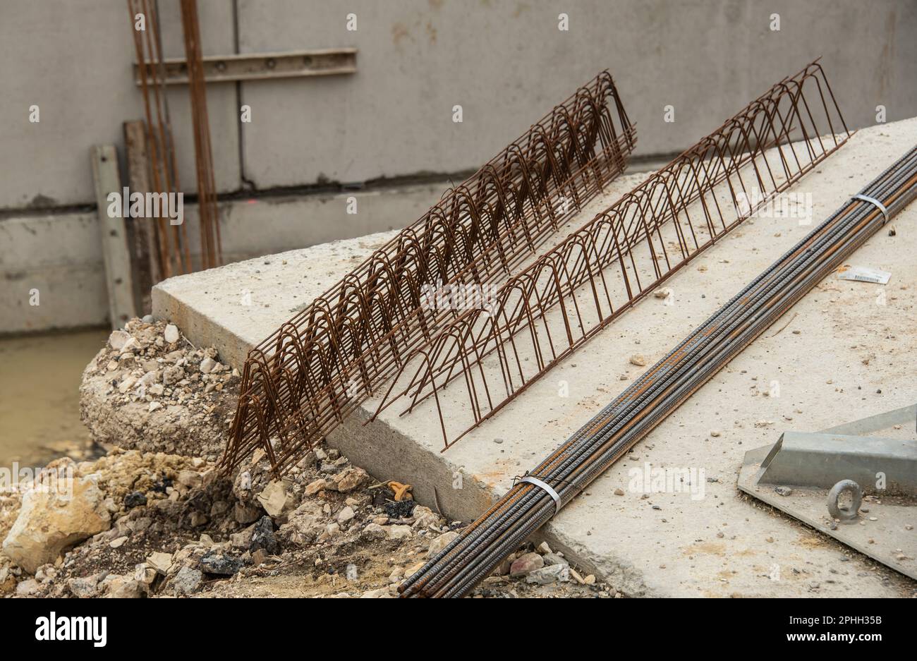 a bundle of steel rods and reinforcing steel elements on a concrete