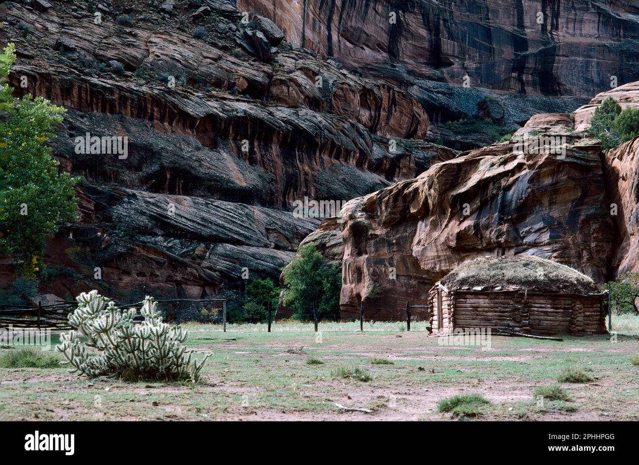 Navajo Hogan (dwelling), Canyon de Chelley, Chinle, Arizona Stock Photo