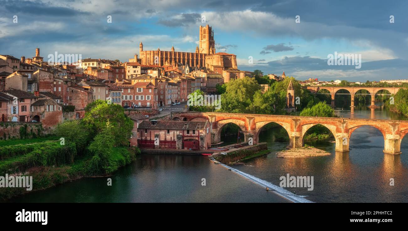 Historical Old Town of Albi, panoramic view of the Sainte-Cécile cathedral and the Pont Vieux bridge over the river Tarn, France Stock Photo